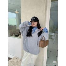 미우미우 2025SS 하프 지퍼 자수 풀오버 (정품급 해외배송)
