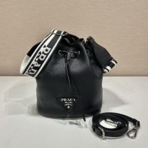 프라다 다이노 레더 버킷백 (국내배송)