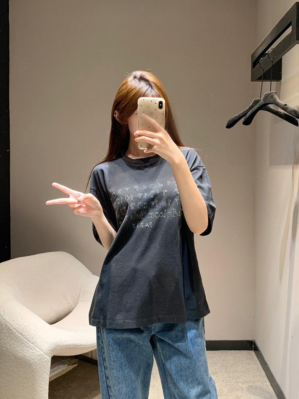 메종마르지엘라 MM6 디지털 스티칭 로고 디스트레스드 반팔 (해외배송)