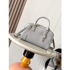 로에베 나파 가죽 아마조나 23 핸드백 (해외배송)