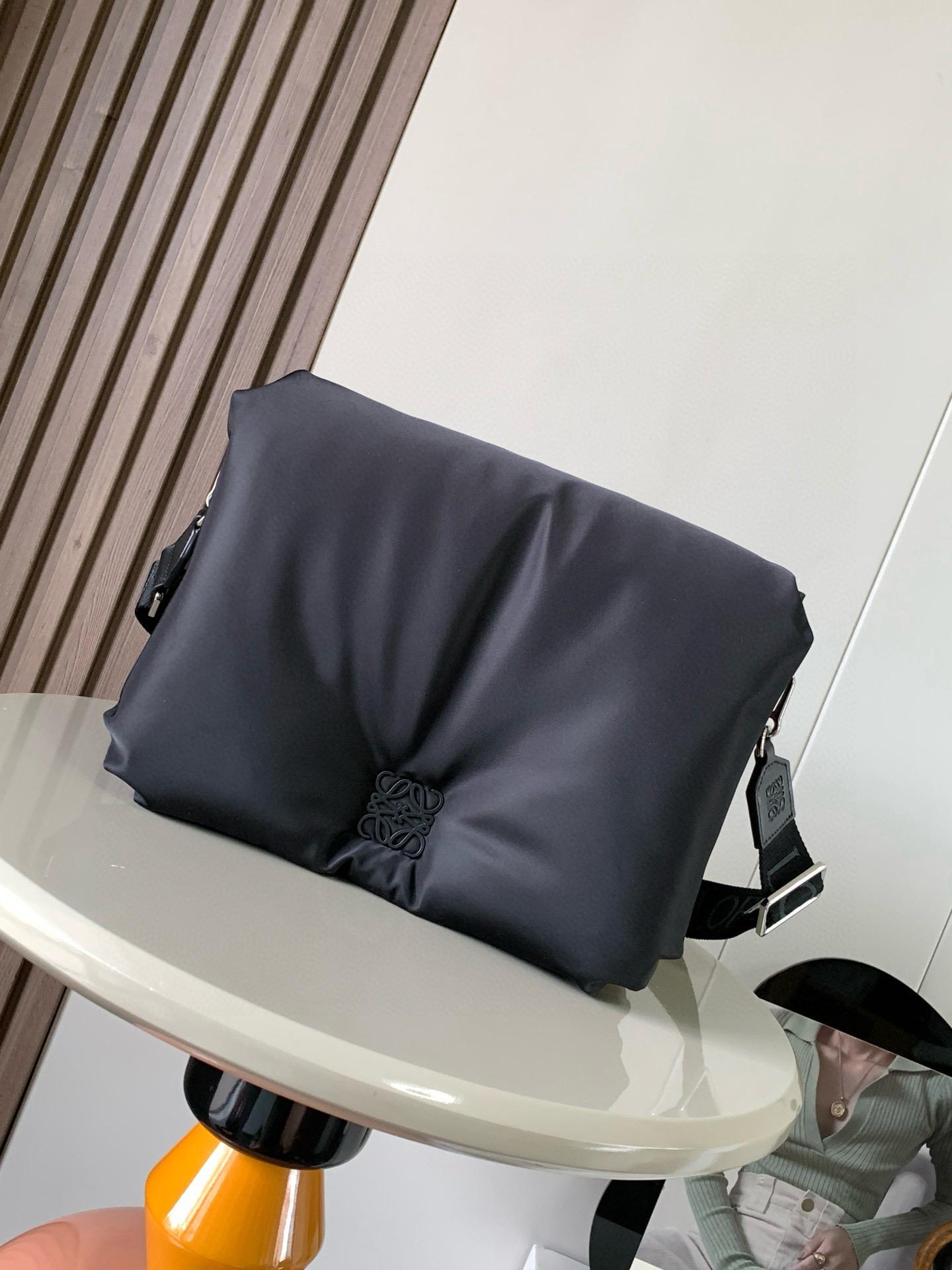 로에베 나일론 푸퍼 고야 메신저 백 (해외배송)