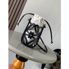 로에베 클래식 소가죽 & 나파 가죽 아나그램 할로우 파우치 백 (해외배송)