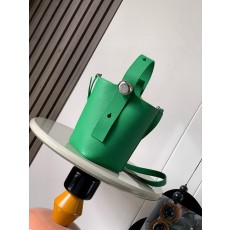 로에베 미니 소가죽 페블 버킷 백 (해외배송)
