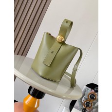 로에베 미니 소가죽 페블 버킷 백 (해외배송)