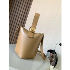 로에베 미니 소가죽 페블 버킷 백 (해외배송)