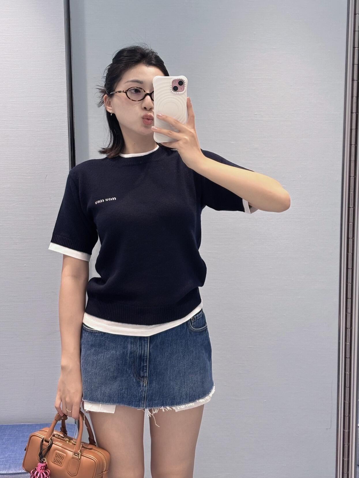 미우미우 뉴 레터 패치 폴로넥 롱 스웨터 (해외배송)