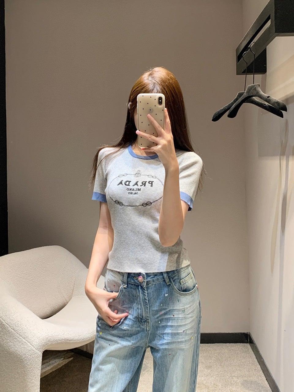 프라다 배색 자수 레터 반팔 (해외배송)