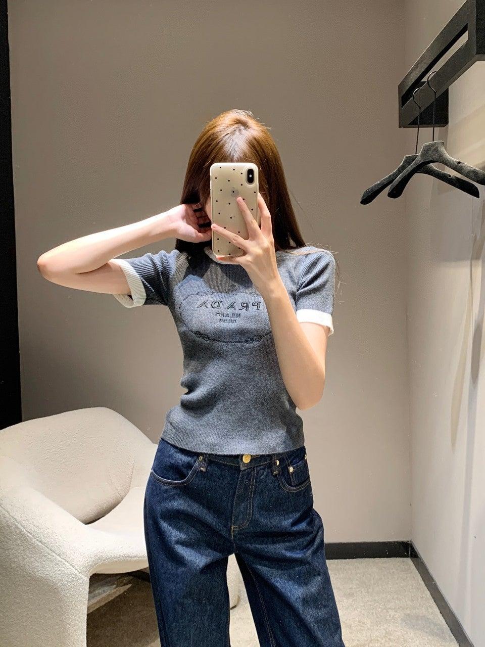 프라다 배색 자수 레터 반팔 (해외배송)
