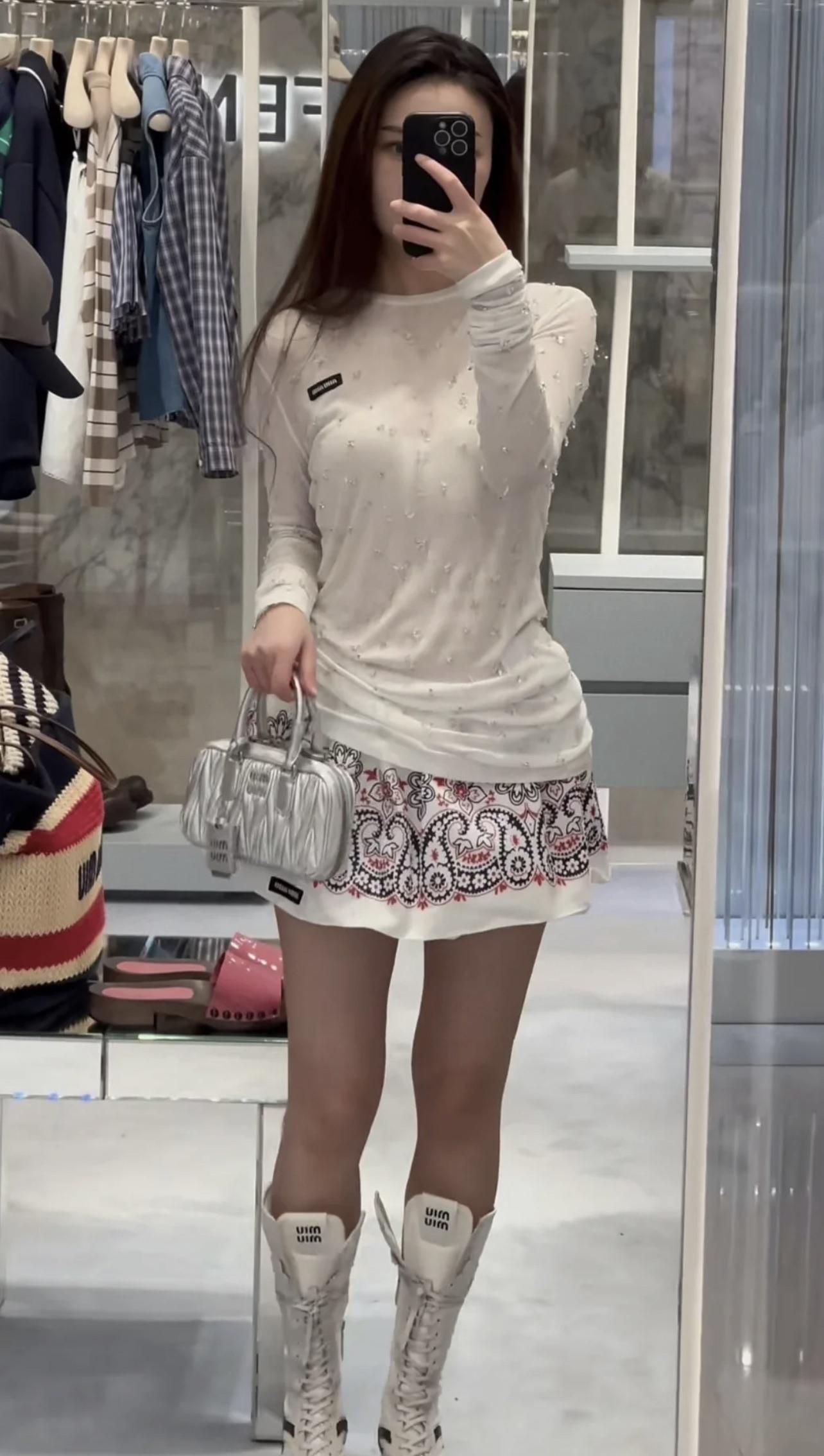미우미우 비즈 장식 라운드넥 긴팔 (해외배송)