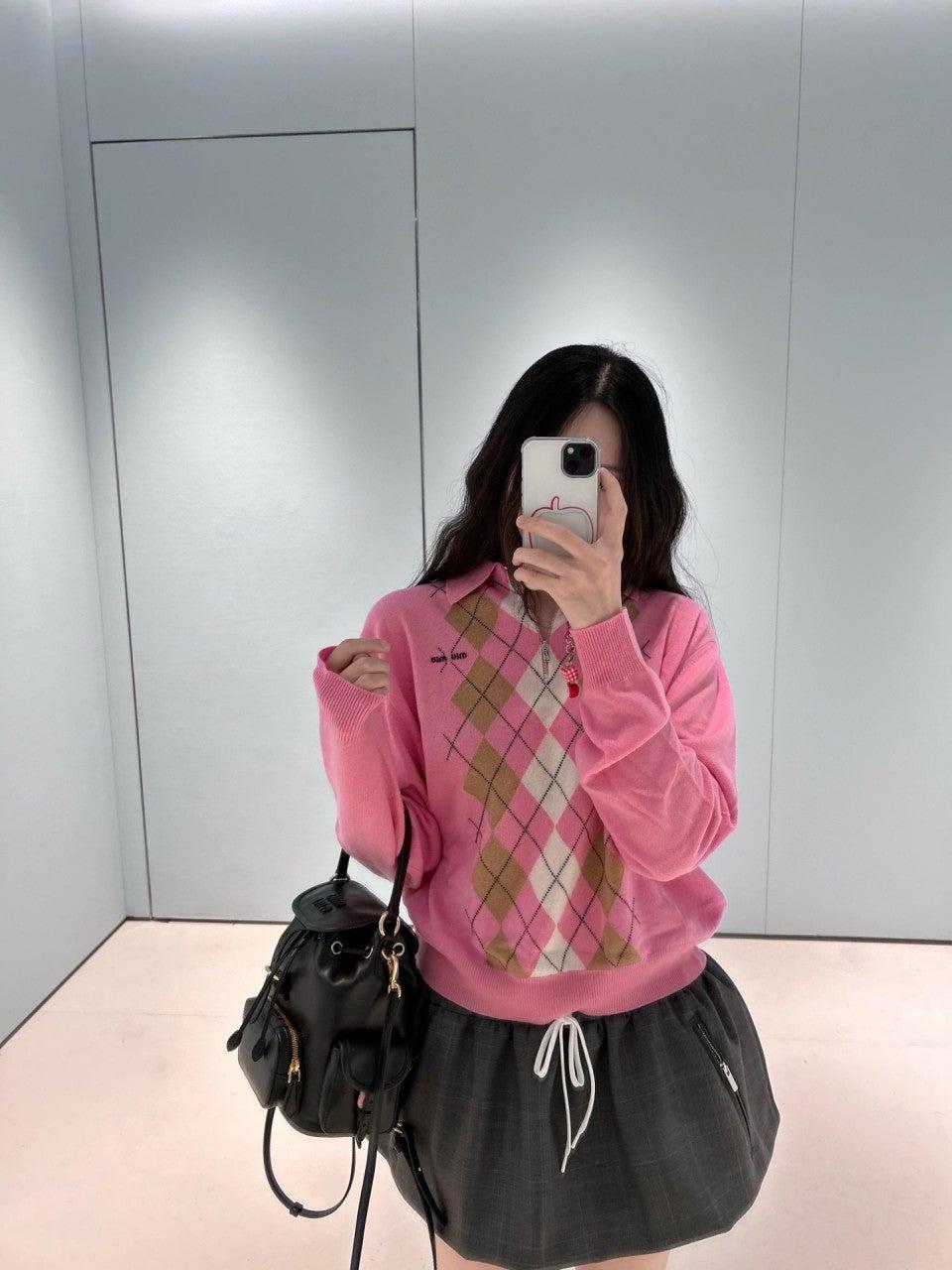 미우미우 핑크 콘트라스트 다이아몬드 하프 지퍼 폴로넥 스웨터 (해외배송)