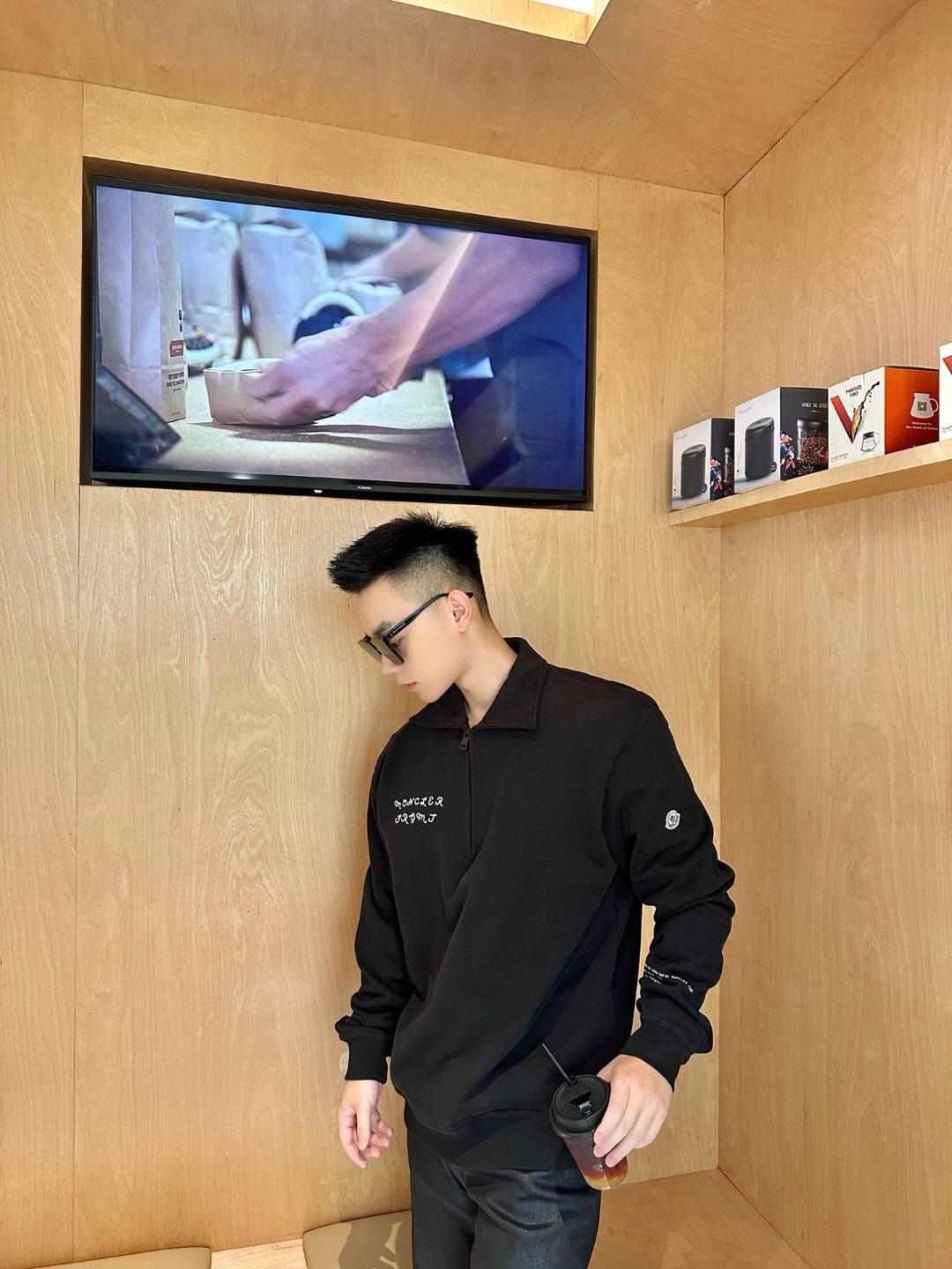 몽클레어 FRGMT 조인트 자수 로고 하프 지퍼 라펠 긴팔 (해외배송)
