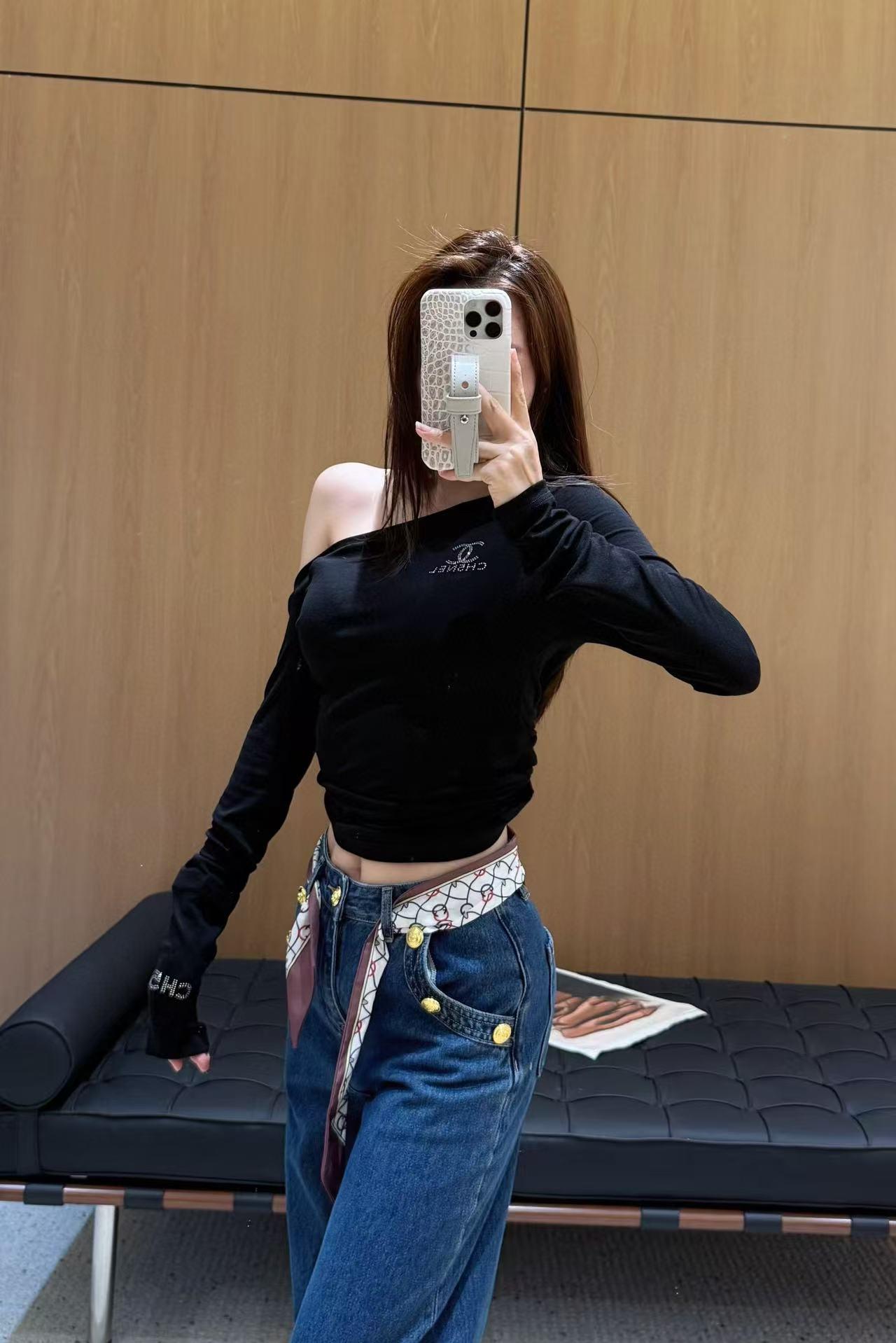 샤넬 슬림핏 라인스톤 오프숄더 바텀 셔츠 (해외배송)