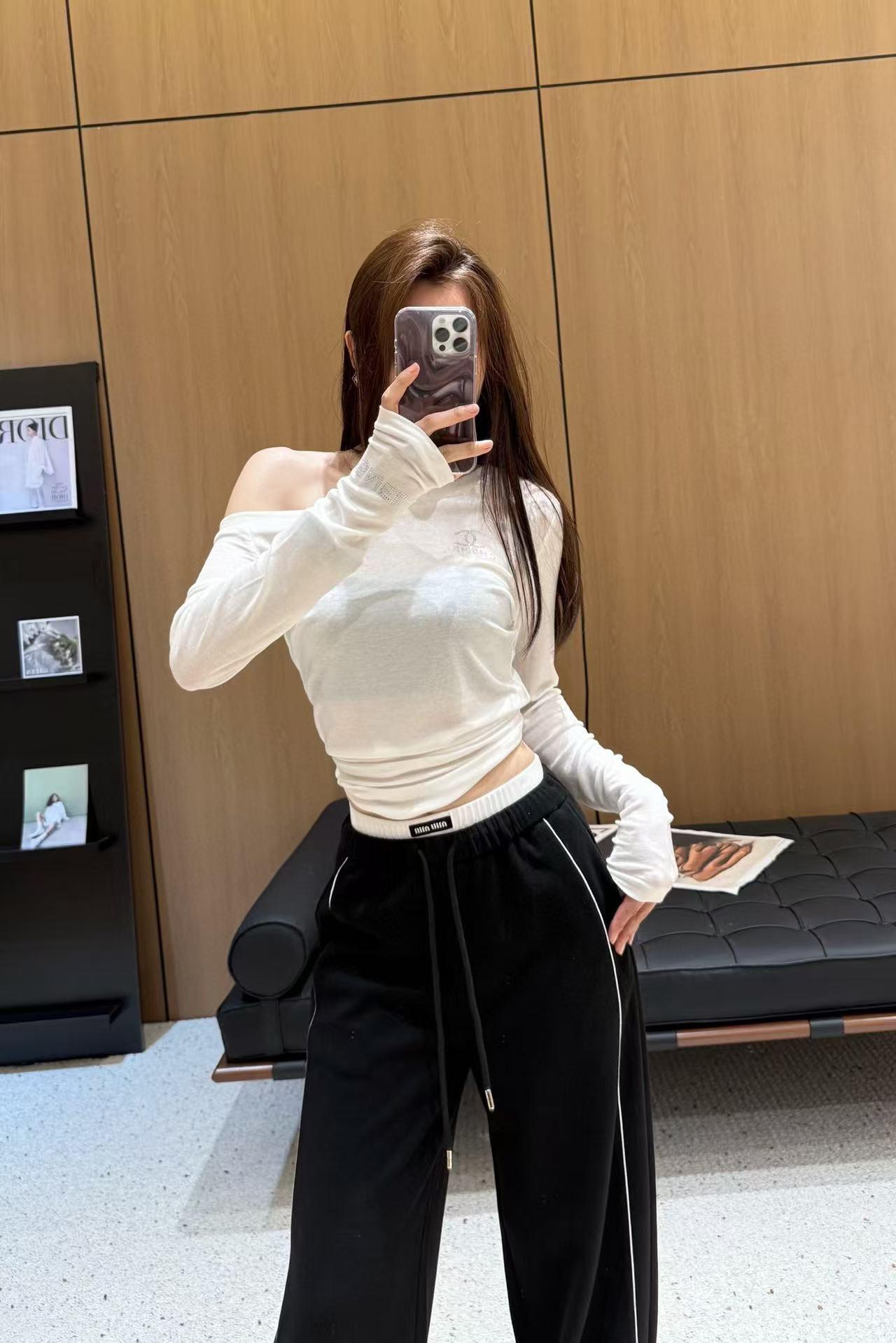 샤넬 슬림핏 라인스톤 오프숄더 바텀 셔츠 (해외배송)